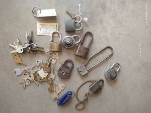 lot 389 image: Lot of Vintage Locks Keys