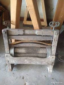 lot 411 image: Antique Clothes Wringer