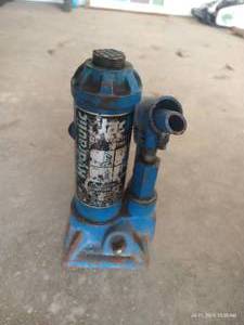lot 417 image: Hydraulic Jack
