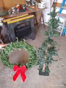 lot 420 image: Lighted Christmas Tree & Wreath