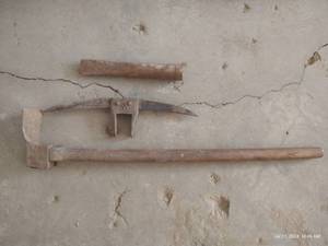 lot 428 image: Antique Hoe, Pick Axe Head, Metal Piece