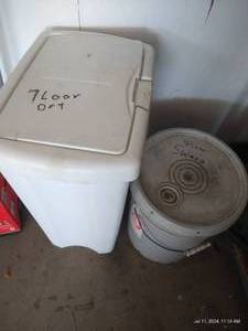lot 447 image: Trash Can Full of Cat Litter & Bucket of Floor Sweep