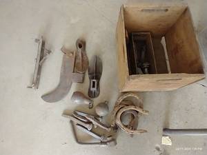 lot 495 image: Wood Box w Metal Nails, Horse Shoes & Tools