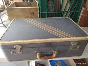 lot 497 image: Vintage Osh Kosh Suitcase w Hangers