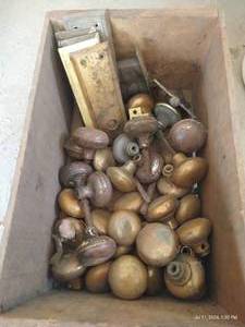 lot 498 image: Box of Metal Antique Door Knobs & Key Plates