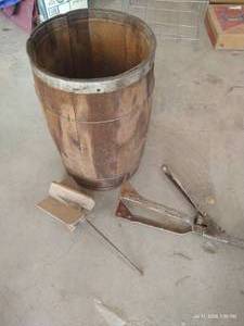 lot 499 image: Vintage Barrel w Tools