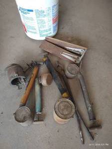 lot 500 image: Bucket wVintage Dusters & Shelf Brackets