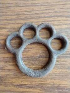 lot 513 image: Vintage Brass Knuckles
