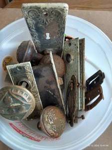 lot 520 image: Antique Decorative Door Knobs, Plates, Handles