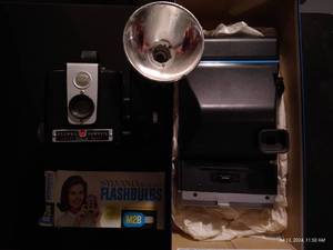 lot 553 image: Vintage Brownie w Flashbulbs & Polaroid