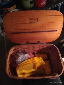 lot 554 image: Picnic Basket w Plates, Cups