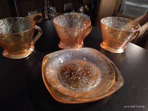 lot 569 image: Depression Glass Tea Cups & Saucer
