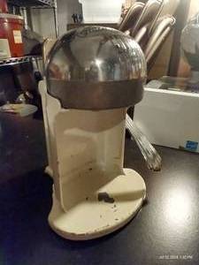 lot 578 image: Juice-O-Mat Lemon Juicer