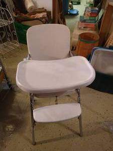 lot 587 image: Nice Highchair w Easy OnOff Tray