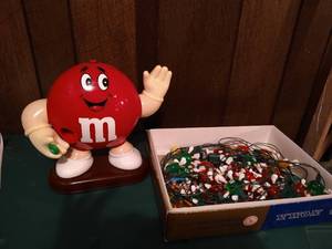 lot 594 image: M&M Dispenser & Lights