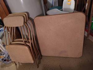 lot 596 image: Card Table w Three Chairs