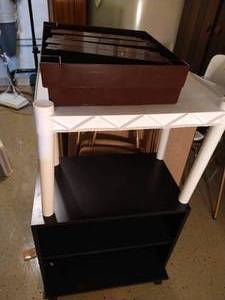 lot 620 image: Plastic Stackable Shelves & Rolling Tv Stand