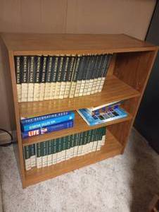 lot 640 image: Shelf w Books- Science Year, Yearbook, Coffee Table Books