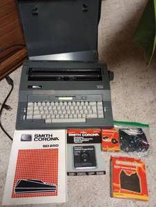 lot 651 image: Smith Corona 250 Typewriter, Manual, Accessories