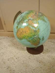 lot 717 image: 12 World Book Globe