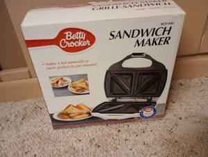 lot 720 image: NIB Betty Crocker Sandwich Grill