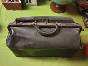 lot 724 image: Vintage Medical Bag w Gloves