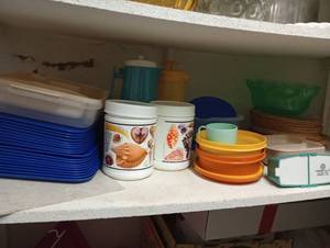lot 730 image: Shelf of Tupperware & Plastic Trays, Pitchers, Paper Plate Holders