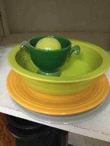 lot 735 image: Five Pieces of Fiesta Ware