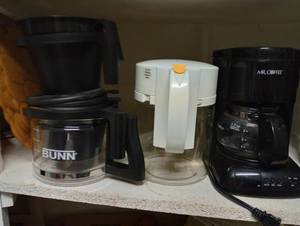 lot 743 image: Bunn Carafe & Parts, Bunn Ice Tea Maker & Mr. Coffee Pot