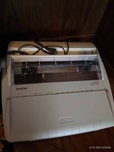 lot 785 image: Correctonic 6X-6750 Electronic Typewriter