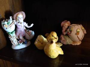 lot 792 image: Spring Figurines & Chicks (Goebel W. Germany)