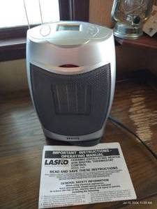 lot 801 image: Lasko Ceramic Oscillating Heater