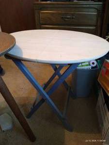 lot 805 image: Folding Table & Round Table w Loose Leg & Table Cloth