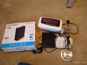 lot 813 image: Netgear Router, Alarm Clock, Etc