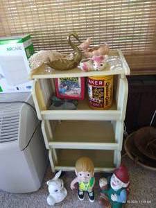 lot 829 image: Rolling Shelf & Decor