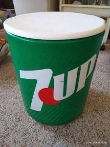 lot 833 image: Vintage 7 Up Cooler