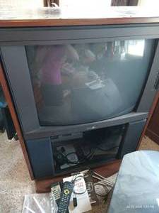 lot 857 image: Zenith Tv wRemote, VCR Rewinder