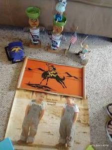 lot 859 image: Vintage Tray, Beer Can Couple, Etc