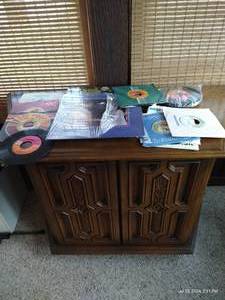 lot 866 image: Cabinet Stereo w Albums & 45s- Unkown Working Condition