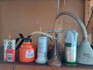 lot 904 image: Eight Vintage Oilers & Oil Gun