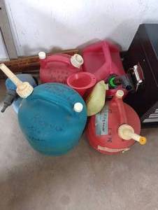 lot 917 image: Five Gas Oil Cans