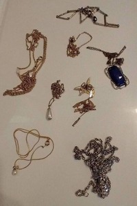 lot 932 image: Necklace Lot