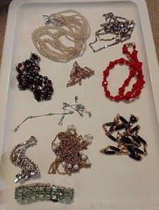 lot 948 image: Necklace Lot