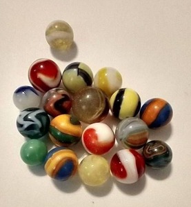 lot 971 image: Lot of Beautiful Vintage Marbles