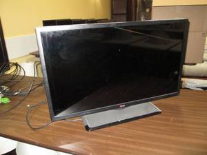 lot 204 image: LG flat screen TV 32...