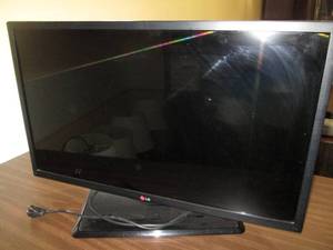 lot 209 image: LG flat screen TV 32...