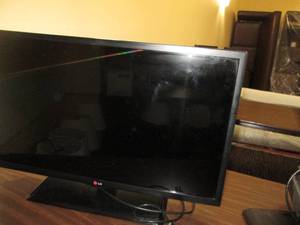 lot 210 image: LG flat screen TV 32...