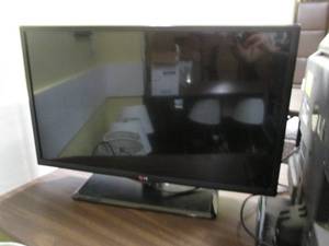 lot 211 image: LG flat screen TV 32...