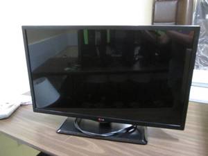 lot 212 image: LG flat screen TV 32...