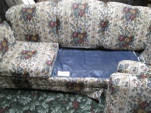 lot 269 image: Floral themed hide a bed couch...